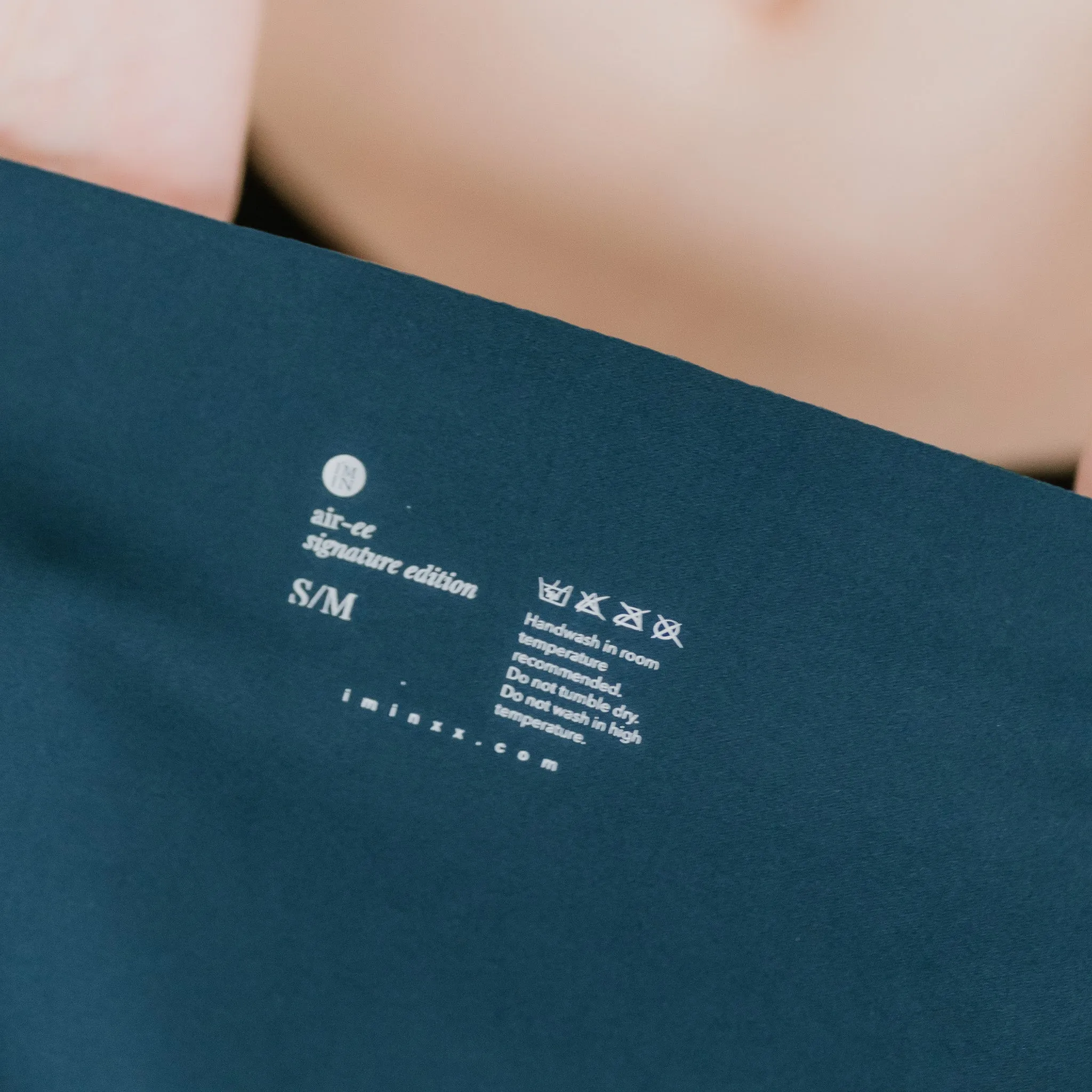 air-ee Mid-Rise Sleek Seamless Cheekie (Signature Edition)