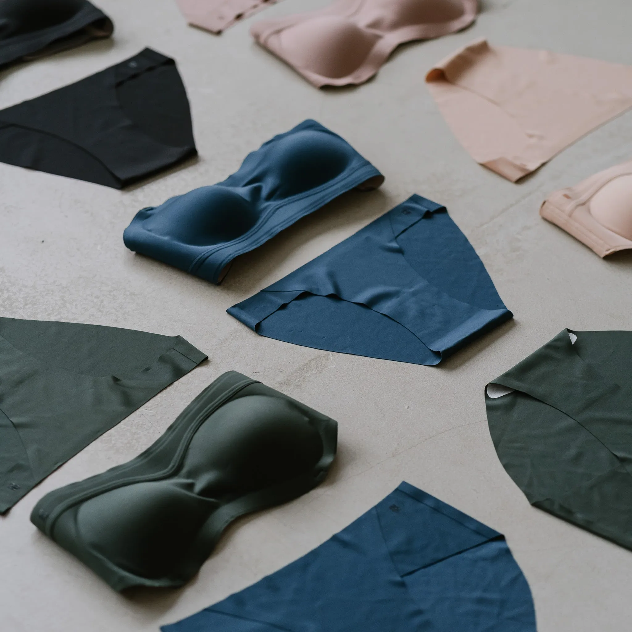air-ee Mid-Rise Sleek Seamless Cheekie (Signature Edition)