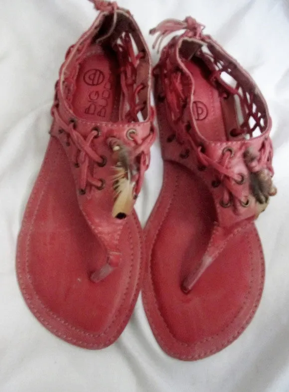 MINT Womens Big Buddha Vegan Peek Thong Sandal Distress 9.5 RED FEATHER