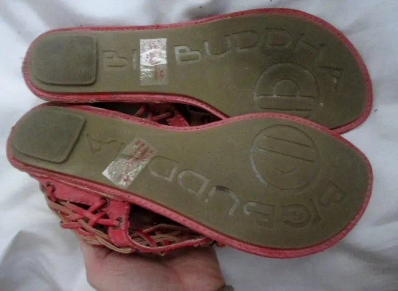 MINT Womens Big Buddha Vegan Peek Thong Sandal Distress 9.5 RED FEATHER